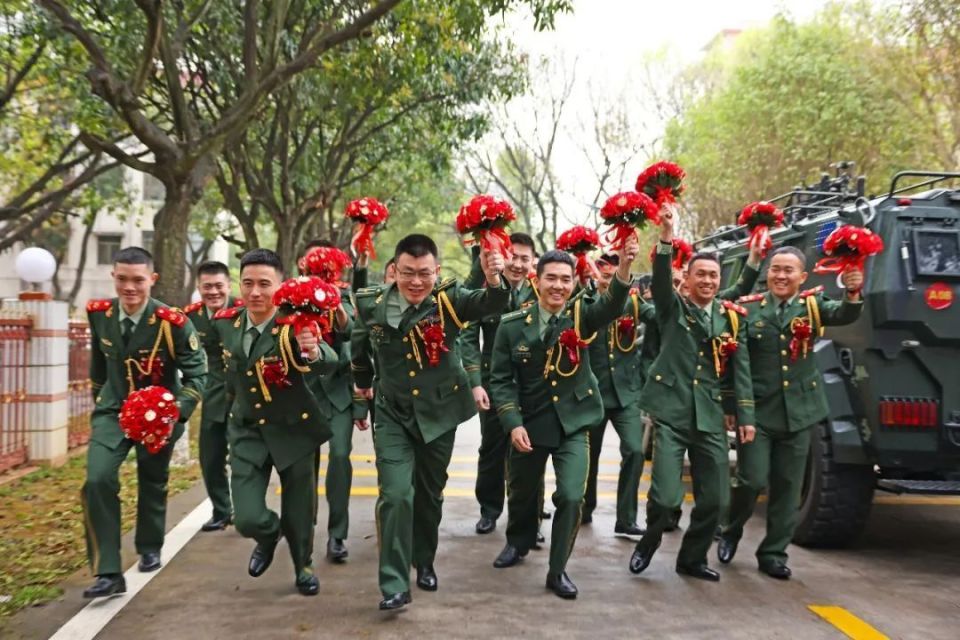 兵哥骑摩托接新娘!_腾讯新闻