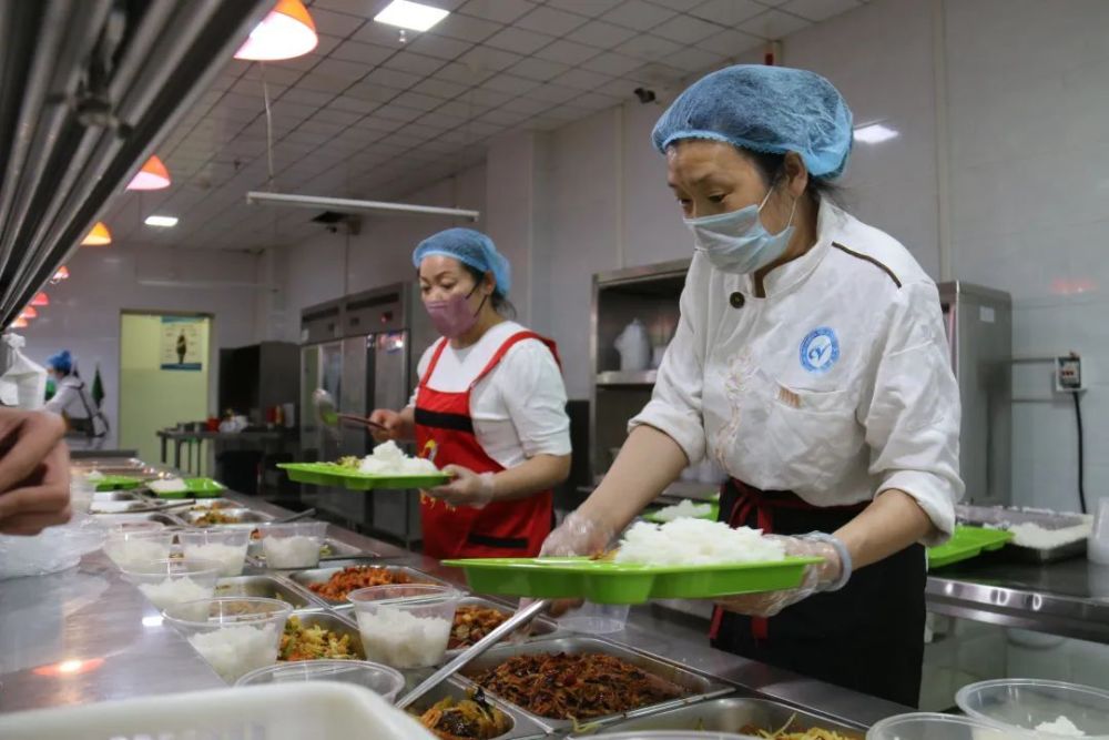 就餐时间,学生们有序排队,按需打饭.
