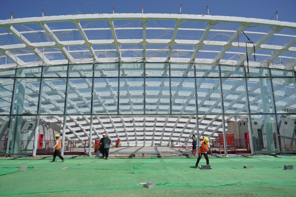 北京丰台站交通枢纽已经完成了主体结构施工,玻璃外立面也已完成安装.