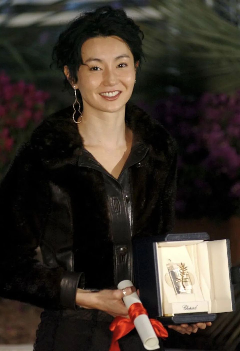 59岁张曼玉现身巴黎逛香奈儿网友大曝其真实状态有斑和皱纹