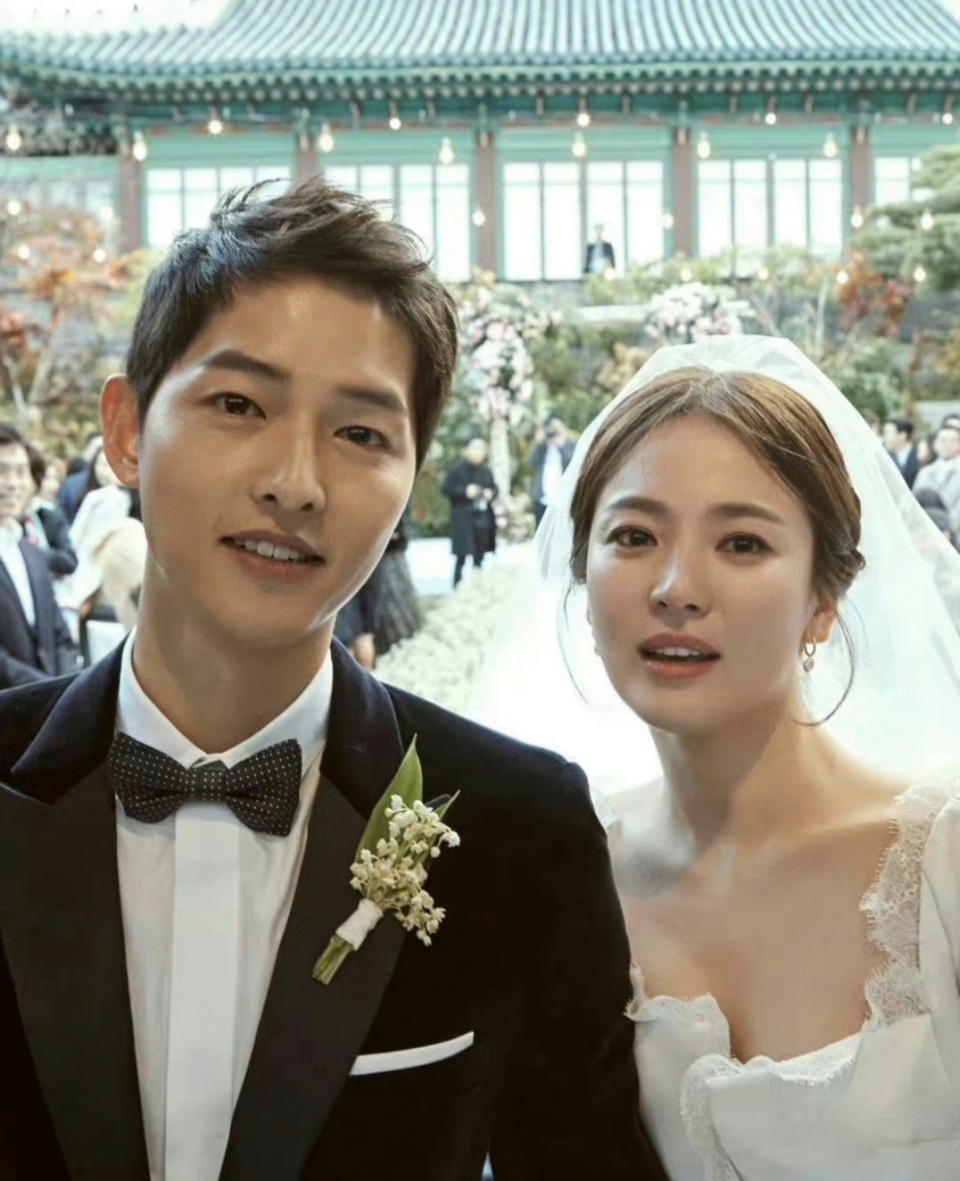 宋仲基携妻子出席妹妹婚礼,夫妻俩互动甜蜜,女方被赞人美气质佳-腾讯