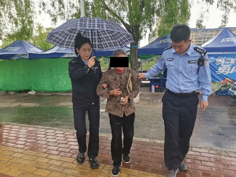 临走前,民警再三叮嘱家属,老人年纪大了,记忆力减退,平时要多加关注