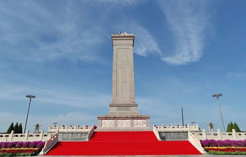 庄严巍峨人民英雄纪念碑北京天安门广场上