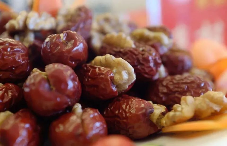 核桃美食突出大姚核桃壳薄,肉白,含脂量低,蛋白质高等优点,用核桃入菜