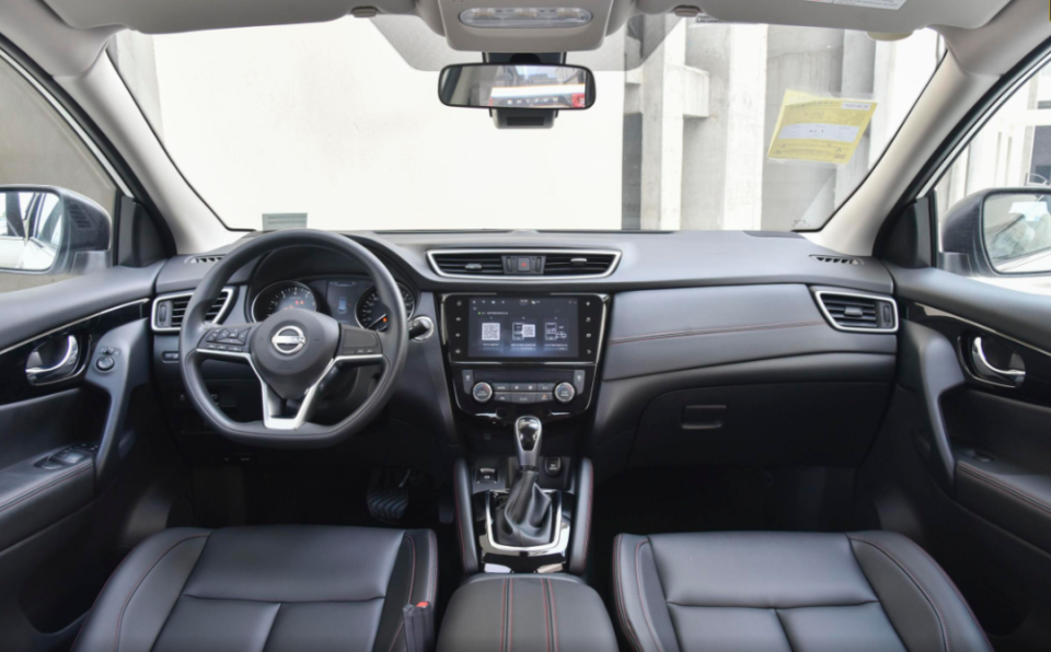 毕竟采用的是老款的家族式设计,对比第三代逍客的内饰确实会有出入