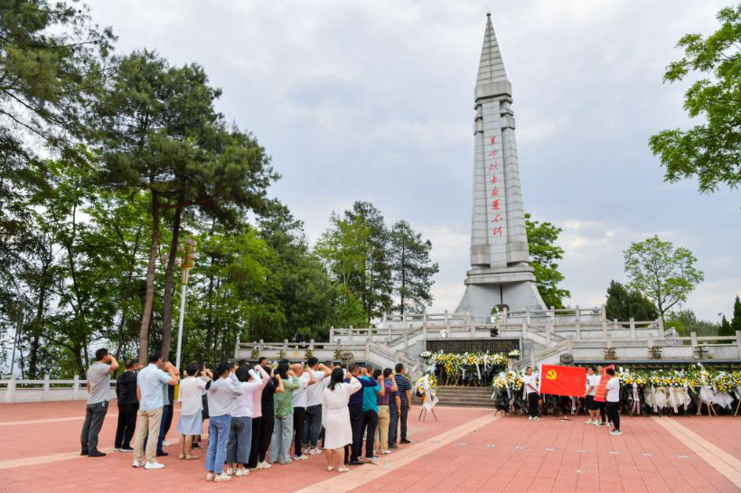 4月3日,在兴义市烈士陵园革命烈士纪念碑前,党员重温入党誓词