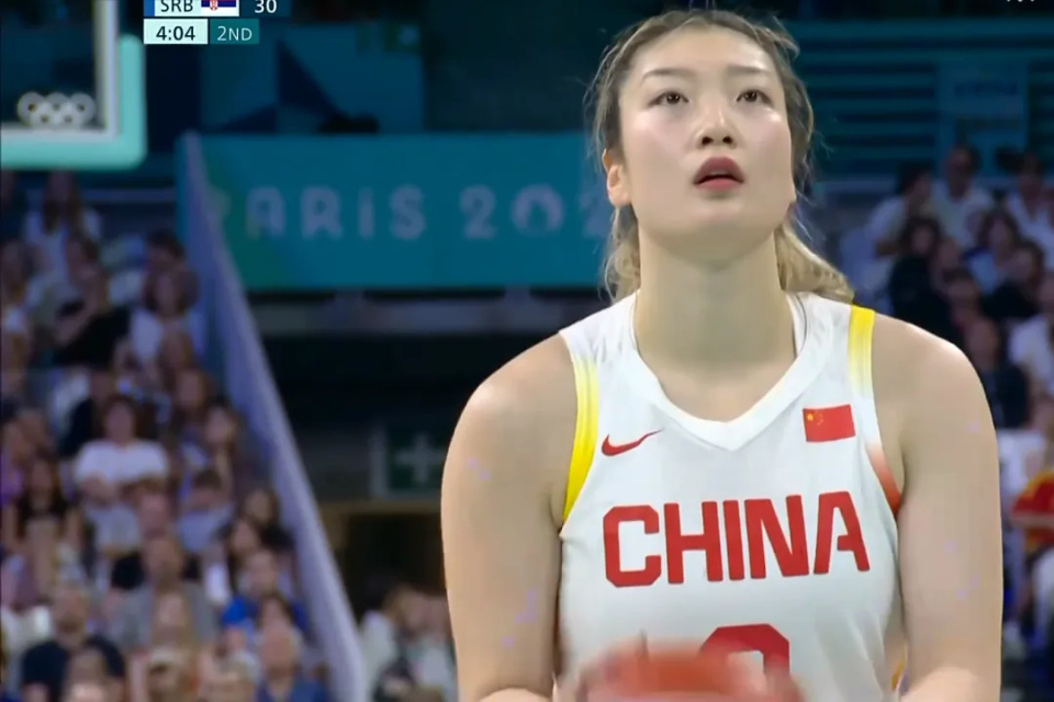 中国女篮22分溃败,李月汝低迷,李梦10分三人上双