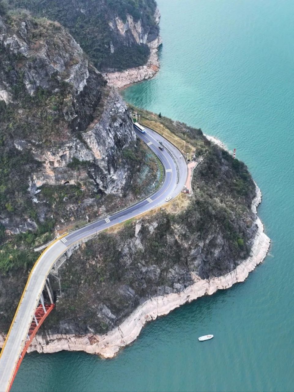 鲜为人知的g348三峡公路,沿着长江相伴超400公里,将壮阔与险峻并收!