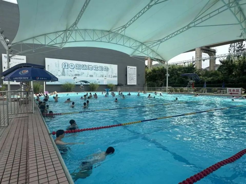 来这家游泳馆享受夏日吧