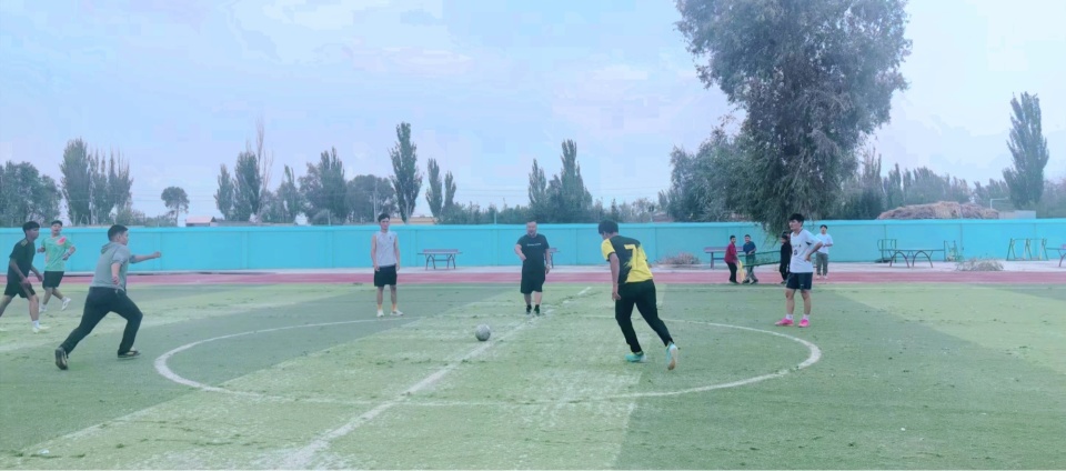 绽放青春活力！喀尔曲尕乡举办返乡大学生足球赛