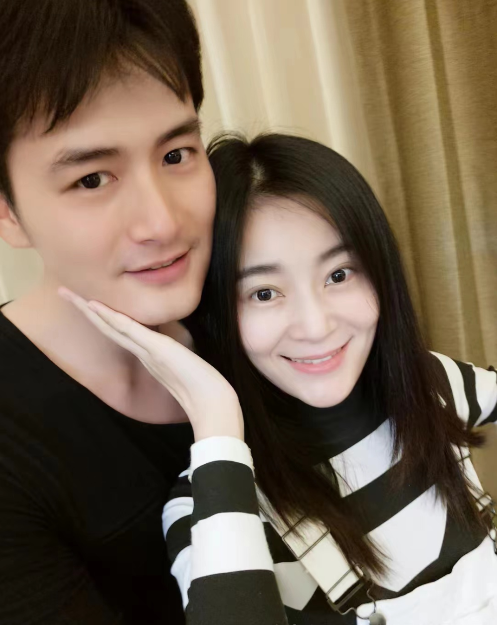 演员王雨王媛可被疑婚变常年和双方父母挤一屋女方今独带俩儿