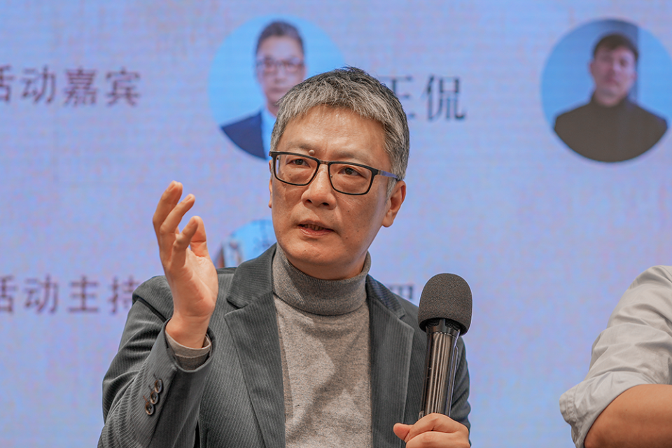 AI时代的文学批评：写不是问题，要思考如何成为理想的读者_腾讯新闻