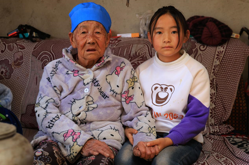 爸爸离世后妈妈走了，女童与 83 岁奶奶相依为命，奶奶生病后她吓哭
