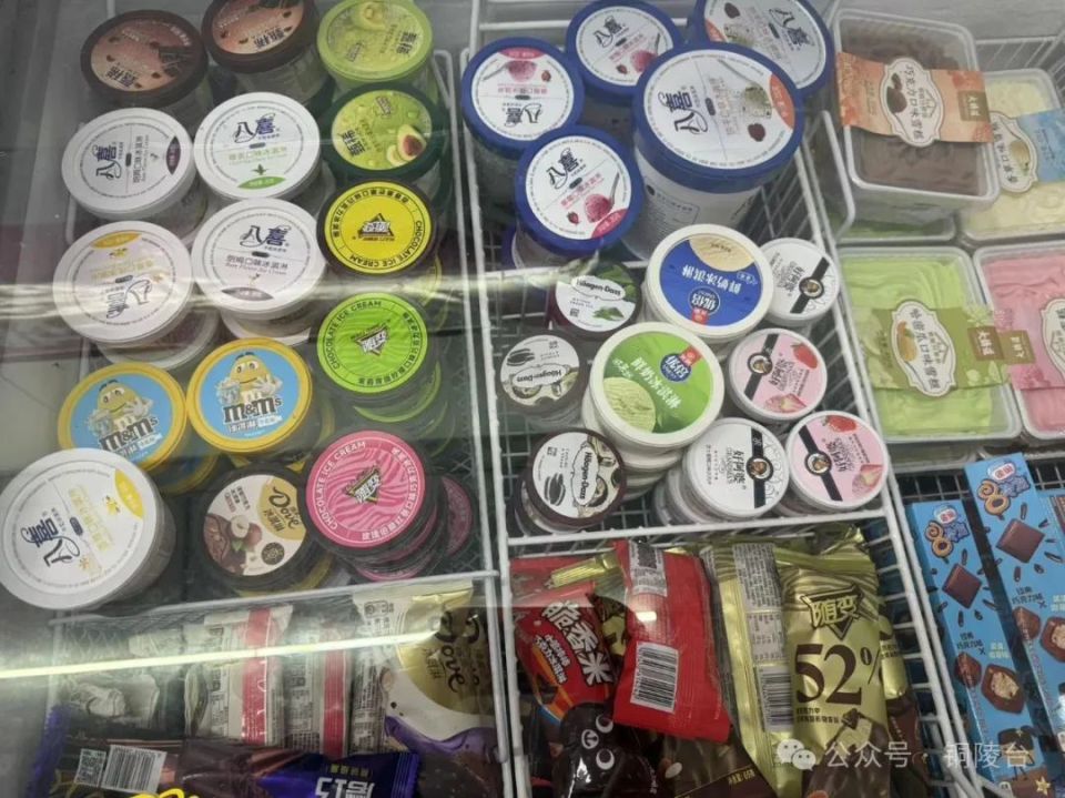 小小的店面摆放着6,7台大冰柜,收银台后方还有一个储存雪糕的冰库