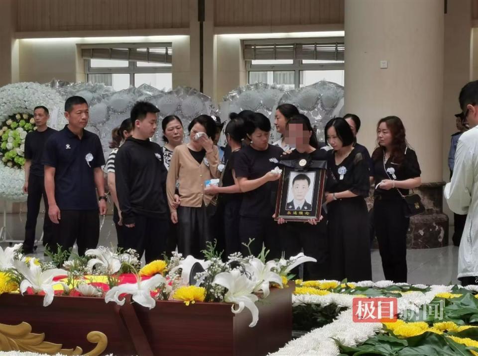 痛别英雄!武汉民警邱建军遗体告别仪式今日举行