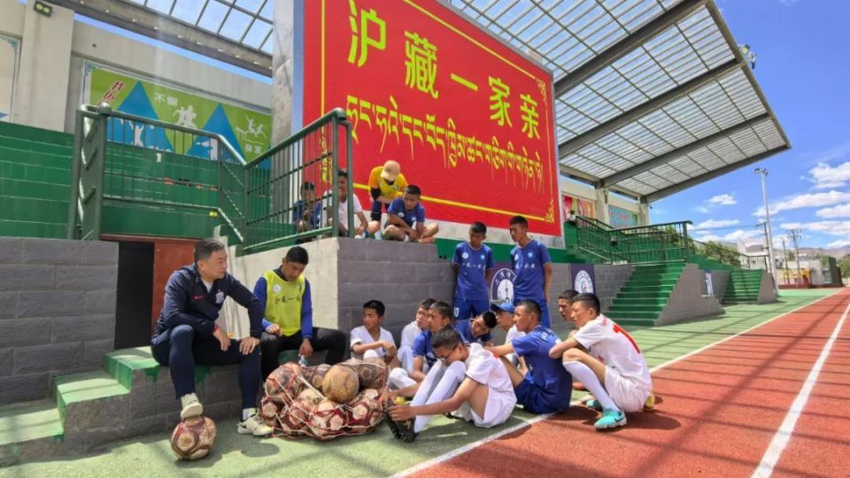 申花青训教练赴西藏拉孜县中学开展足球教育工作