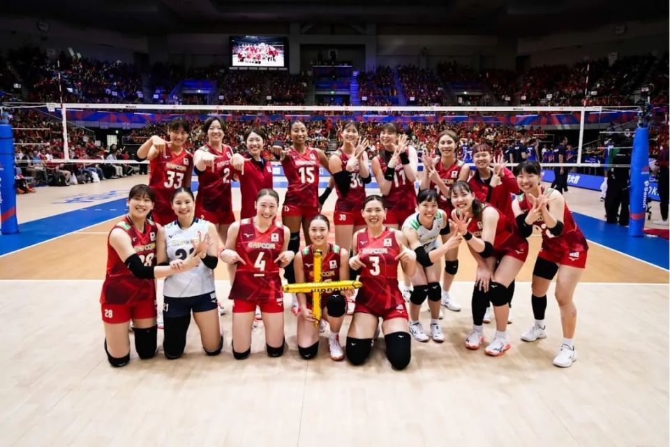 主场爆满！女排名将现身助阵 亚洲第一横扫法国 日本主场豪取开门红