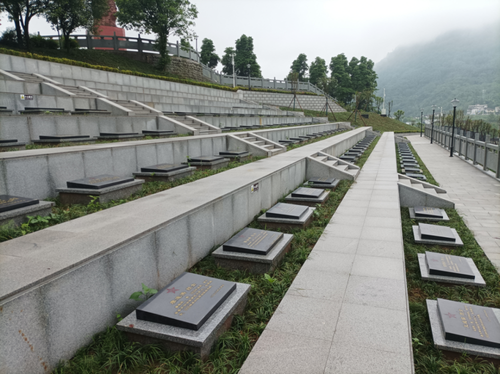 6月10日,天全县烈士陵园修缮提升后重新开园!