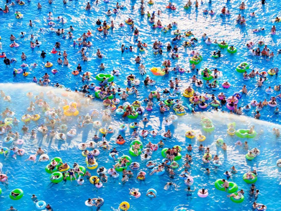 2024年8月4日,江苏南京,市民来到水上乐园戏水避暑,乐享清凉.