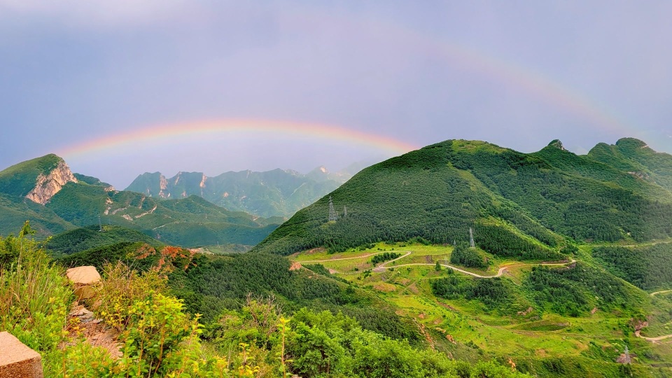 继霞光,云海后,北京房山白草畔又出现"双彩虹"