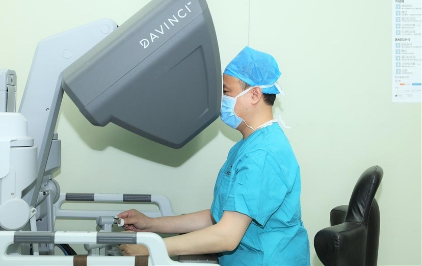 建院75周年 哈医大一院人机联手完成黑龙江首例活体机器人肾移植