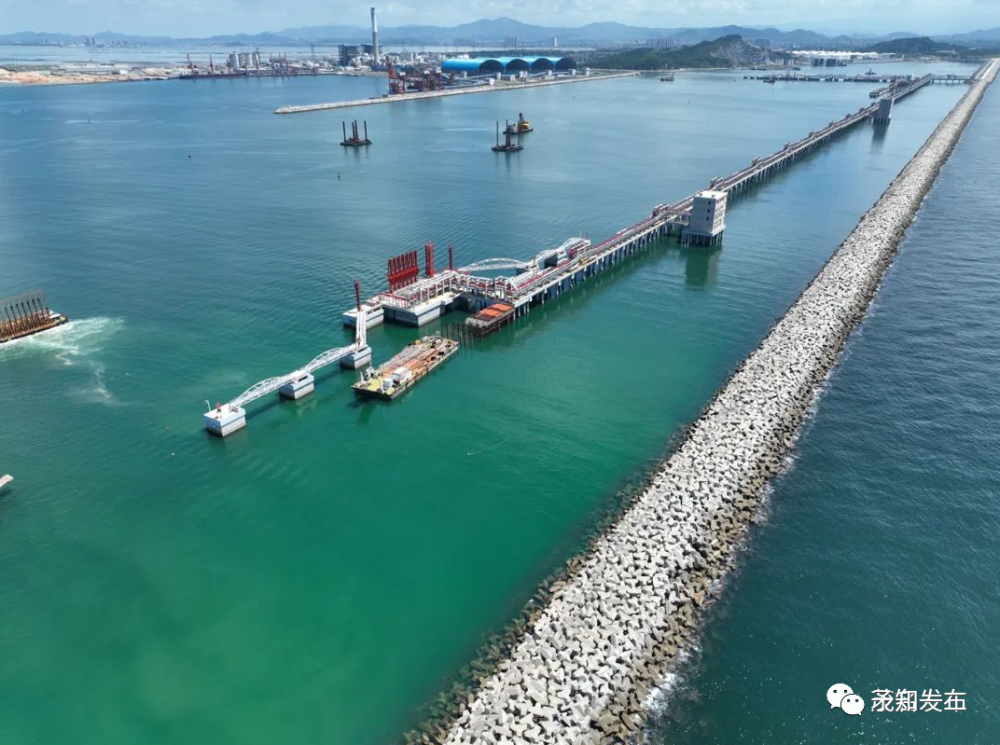 茂名港博贺新港区30万吨级原油码头工程首个沉箱成功出运安装
