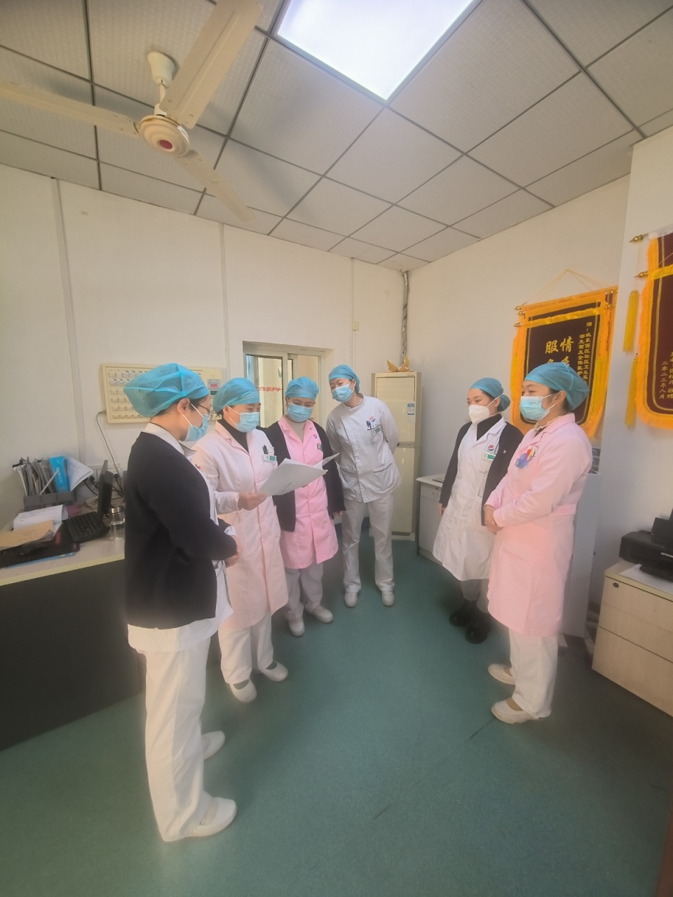 海拔4998米高原老人突然昏迷路过武汉休假护士紧急救助这是医护人员的