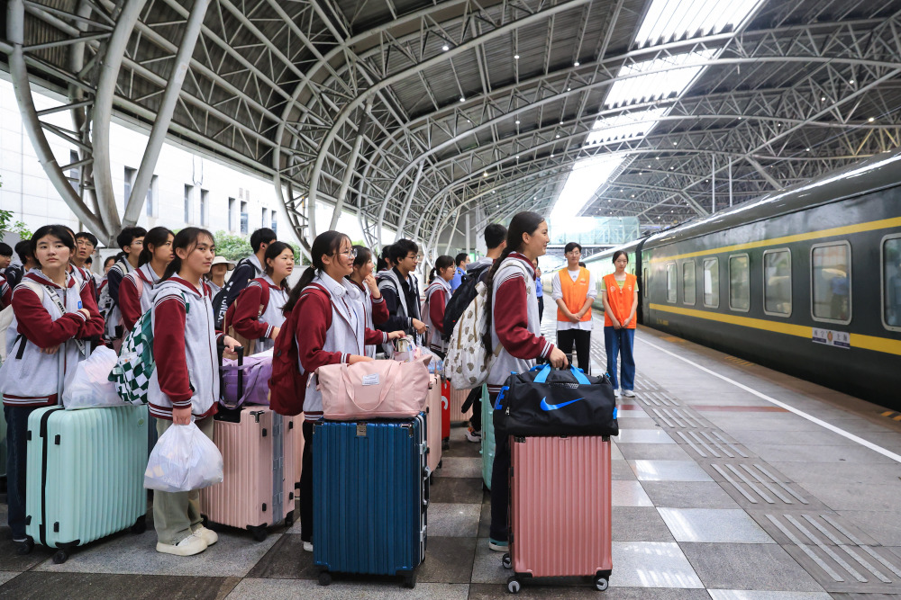 6月28日,"内高班"学生在南京火车站站台上排队候车.新华社发(苏阳摄)