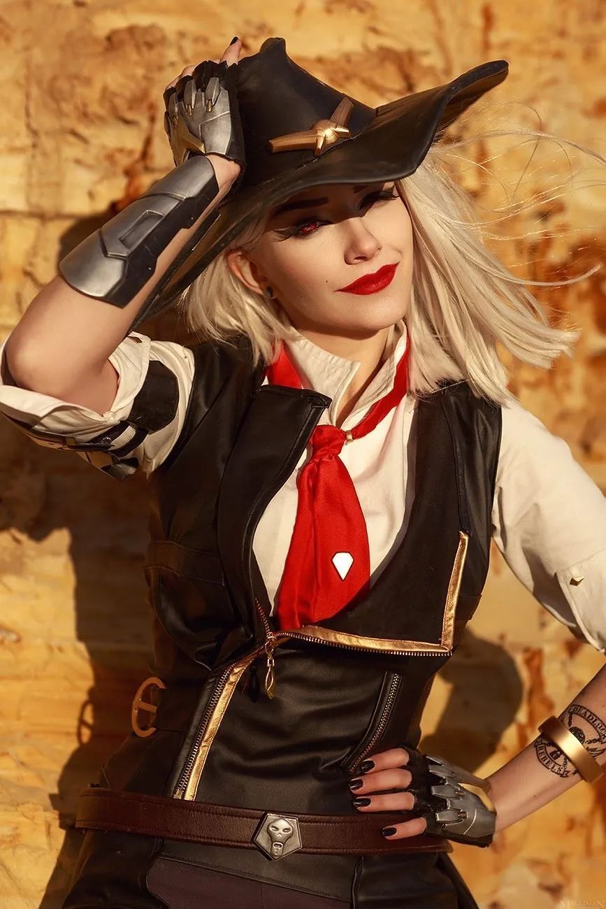 真的不是截图?美女cos《博德3》腥红奥林超还原