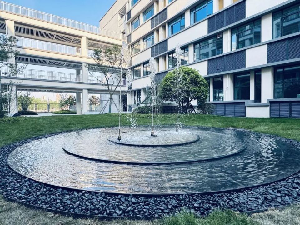 武汉市双湖中学(武汉市卓刀泉中学南湖校区)坐落在南湖和野芷湖之间