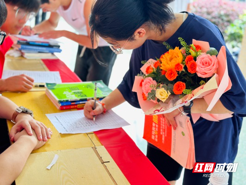 临武一中:传承知识 共沐书香