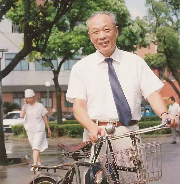 致敬！瑞金医院终身教授王振义获“共和国勋章”，百岁院士一生为患者_腾讯新闻