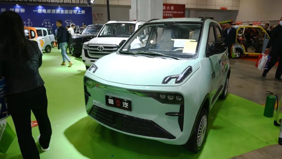 被搞的国内厂家肯定也不止上汽通用五菱一家,像是红旗,小米su7,坦克