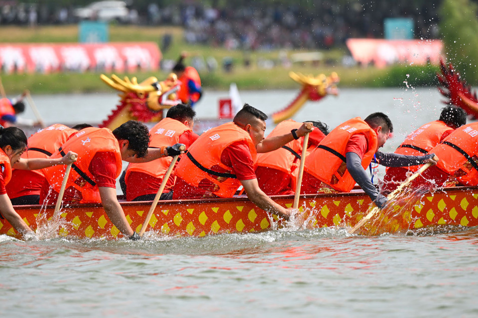 诗圣故里赛龙舟 河南第十二届中华轩辕龙舟大赛巩义站开赛