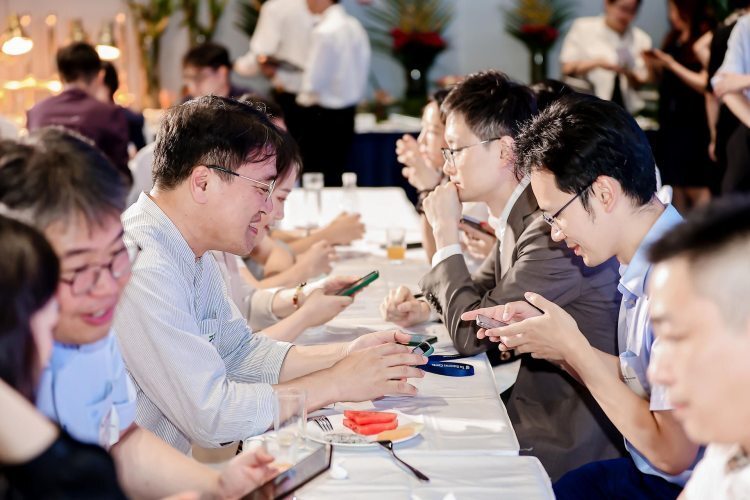 为商务人士提供合作交流平台成渝涉外商会联盟举行仲夏联谊酒会