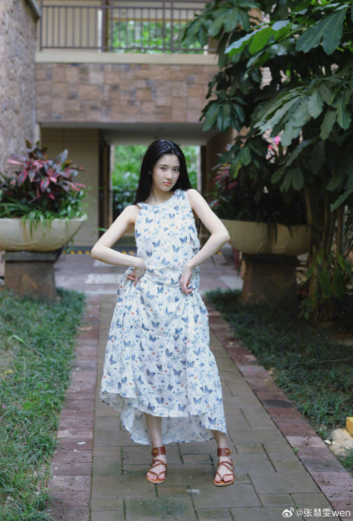 张慧雯端午节晒美照,俏皮灵动超可爱,温婉恬静宛如初恋