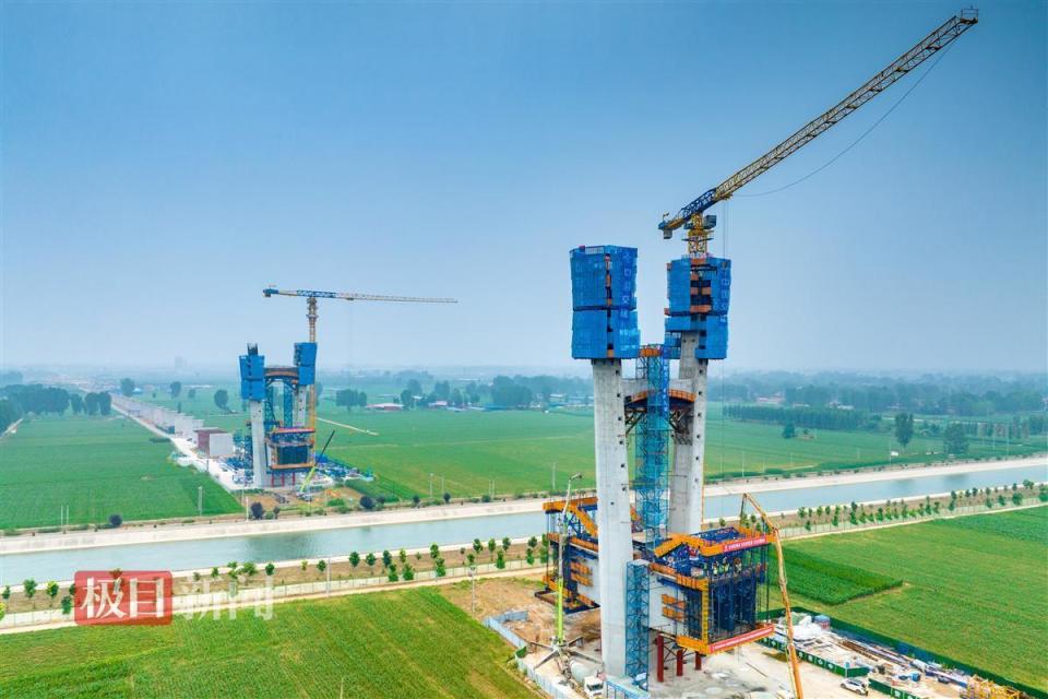 在汉央企建功雄安,雄忻高铁跨南水北调斜拉桥西主塔封顶