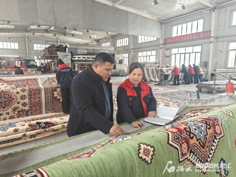 麦尔瓦依提 摄当天,位于和田市吐沙拉镇格来木村的和田宇宙地毯有限