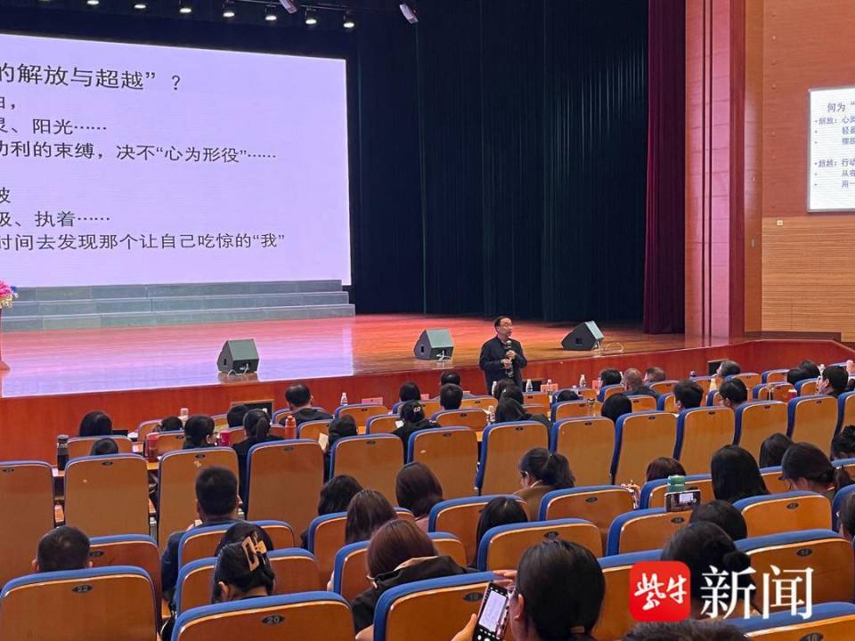 语文特级教师,成都市武侯实验中学原校长,曾荣获四川省成都市优秀专家