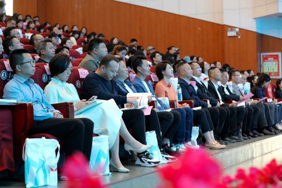 贵州师范学院党委委员,副校长任洁致辞,绥阳县委常委,县委宣传部部长