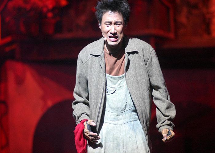 张学友演唱会跌倒!亲历者:手扶栏杆勉强站稳,每走一步都是煎熬