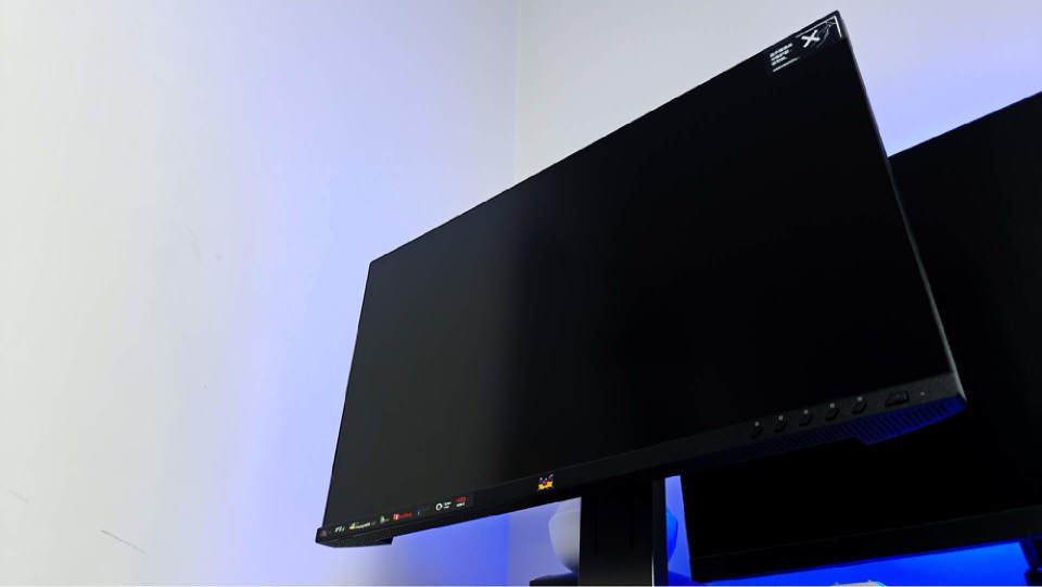 取出底座和支架单螺丝直接固定,然后把支架上的锁扣对准显示器背面的