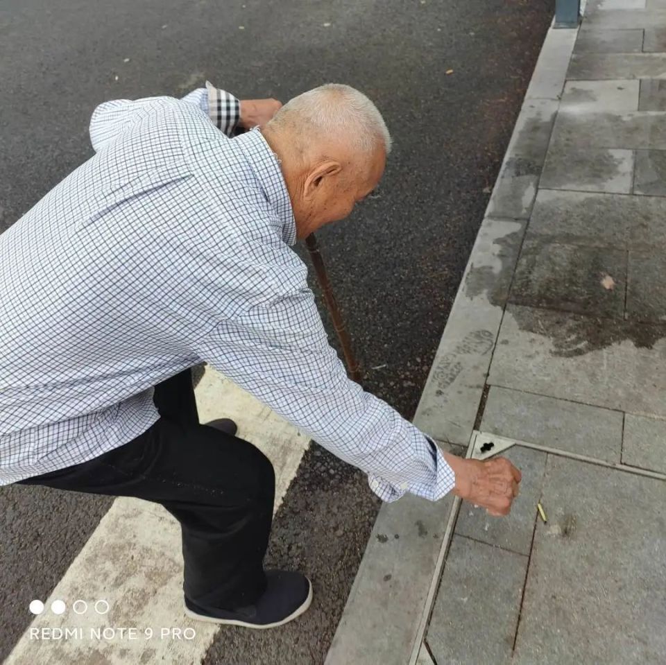 一个动作温暖一座城 93岁白发老人三年弯腰捡烟头_腾讯新闻