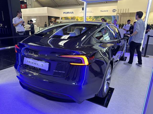 整体设计更加简洁时尚新款特斯拉model3慕尼黑车展亮相