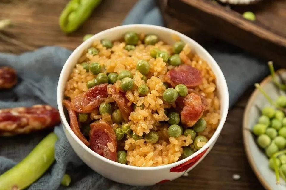 立夏饭里面添加了许多食材,例如:绿豆,黄豆,青豆,糯米,或者是一些其他