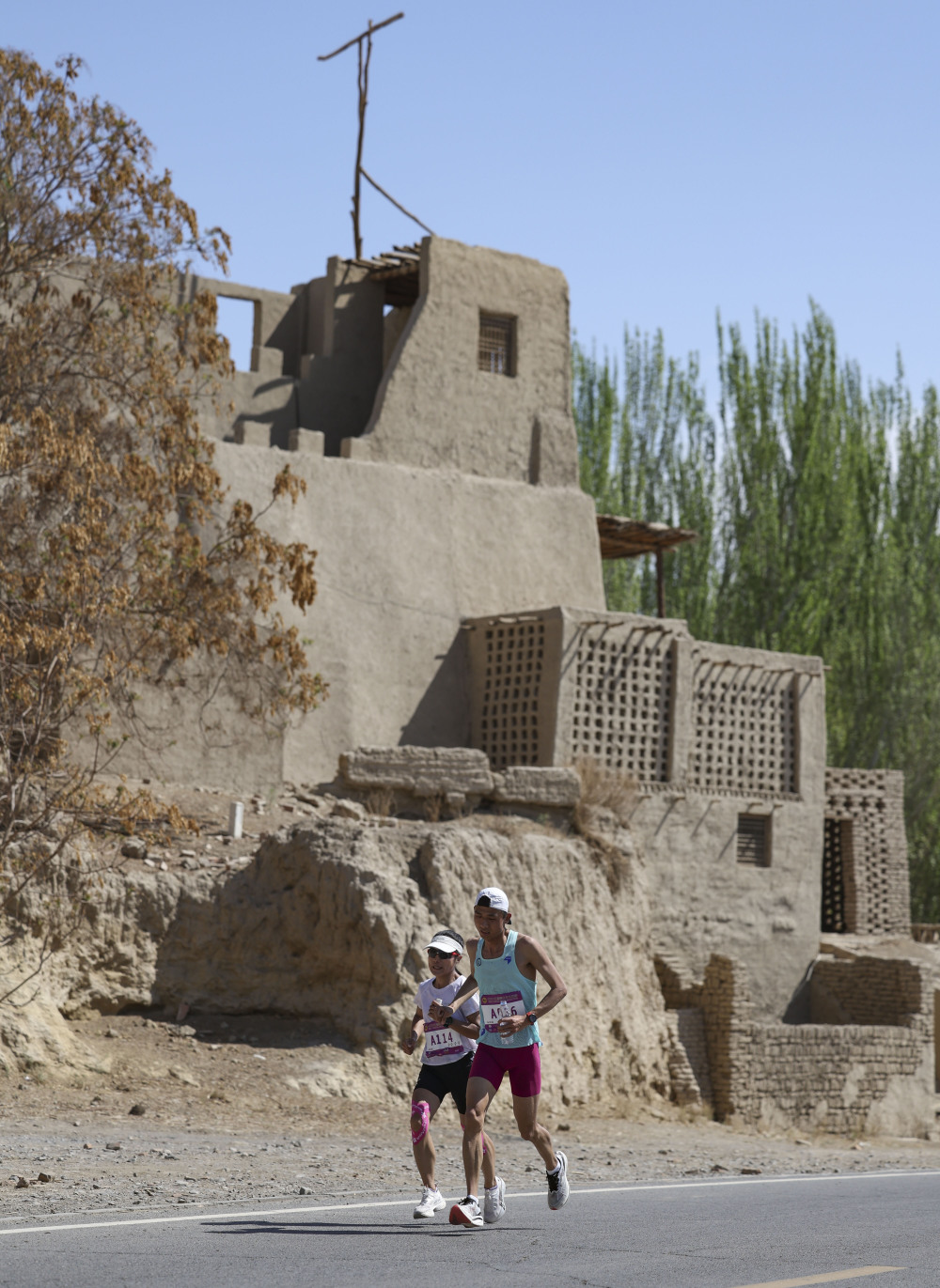 2024新疆吐鲁番交河马拉松开跑_腾讯新闻