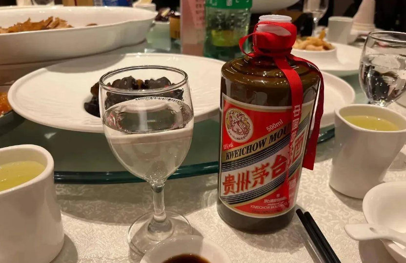 贵州茅台 大龙虾,19道菜尽显奢华 杨鸣满场敬酒-腾讯新闻
