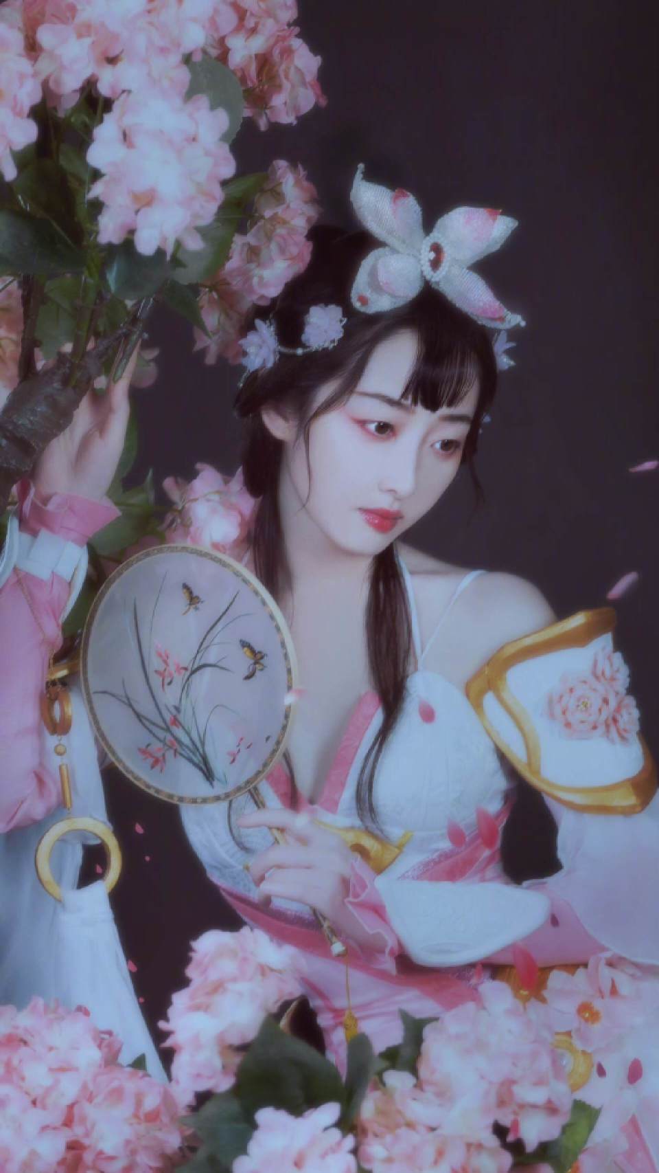 蒋梦婕cos甄姬,身穿粉红长裙,手拿团扇,很淑女,但不如哈妮