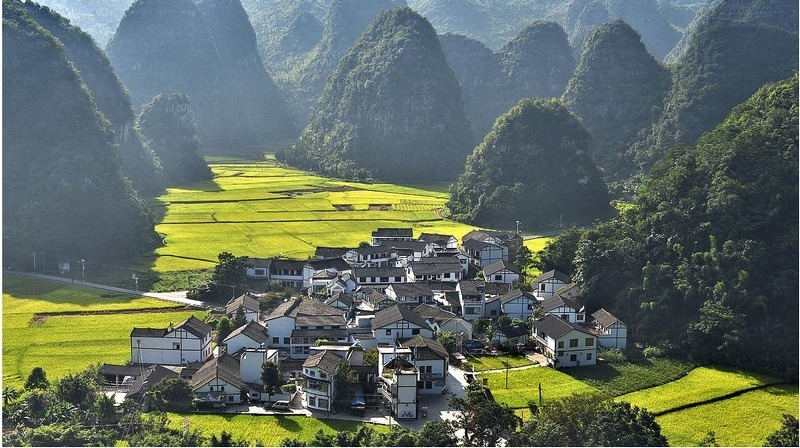 万峰竞秀峡谷美瀑乡安顺风景异