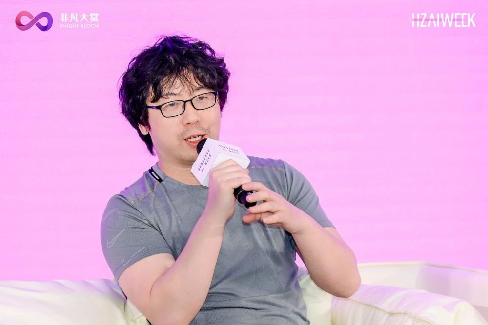 你觉得AI是工具还是伙伴？这四个人吵起来了 · 原文图片 1